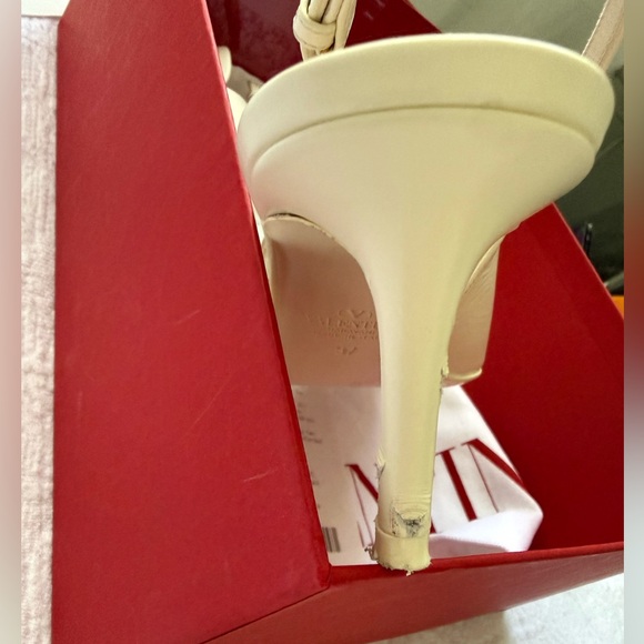 Valentino Women's Cream and Gold Pointed Heels - Picture 15 of 17